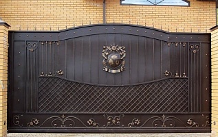 Откатные ворота с зашивкой листовым металлом и элементами ковки 2500х1800 мм