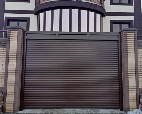 Роллетные ворота Алютех серии Prestige со сплошным алюминиевым профилем роликовой прокатки AG/77 с доставкой в Новокубанске 